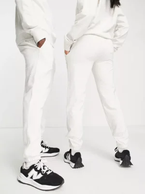 New Balance - Unisex logo joggers in grey - Image 3