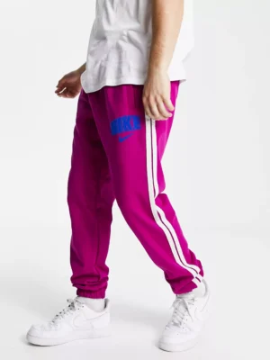 Nike - fleece joggers with retro logo in dynamic berry - Image 4